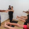Fernanda Lima e as crianças se alongam durante aula de ioga