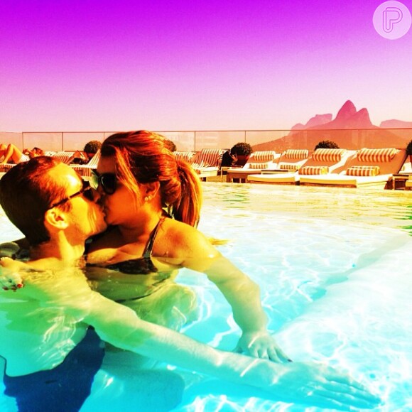 Preta Gil beija o namorado, Thiago Tenório, na piscina do hotel Fasano, no Rio de Janeiro, em 11 de junho de 2013