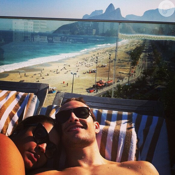 Preta Gil e Thiago Tenório posam agarradinhos no hotel Fasano, na Zona Sul do Rio de Janeiro