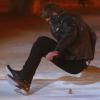 Gerard Butler tenta quebrar nozes com o bumbum, durante programa de TV alemão