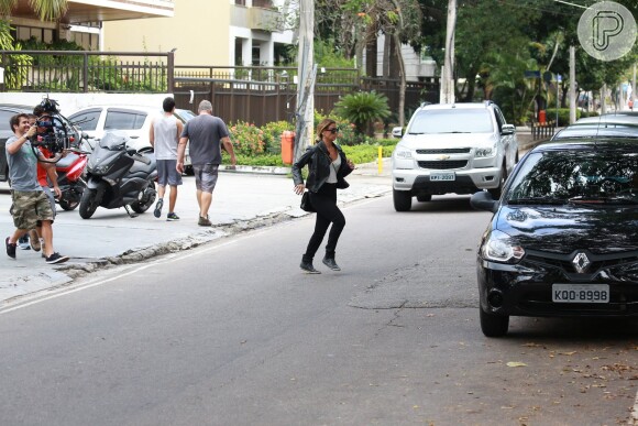 Na pele de Atena, Giovanna Antonelli atravessa a rua correndo