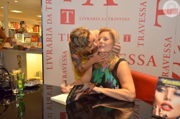 Rafaela dá um beijo na mãe, Vera Fischer