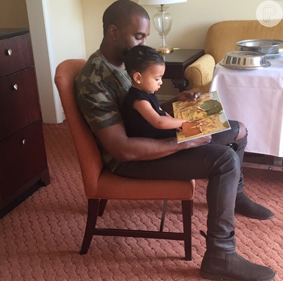 Kim Kardashian publicou uma foto de Kanye West com a primogênita, North West, no colo para confirmar a gravidez de menino e homenagear o marido: 'Você é um ótimo pai para North e vai ser o melhor para o nosso filho'