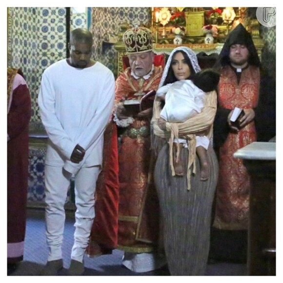 Kim Kardashian publicou fotos inéditas ao lado de Kanye West, em batizado de North West em Jerusalém
