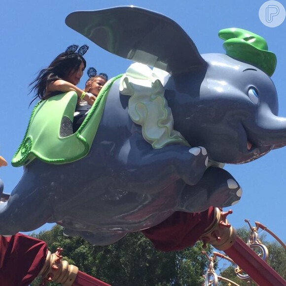 Kim Kardashian brinca com North West em comemoração de aniversário da filha na Disney