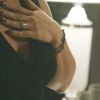 Beatriz (Gloria Pires) tentou disfarçar, mas Wilma (Cristina Galvão) viu quando ela chegou em casa usando a pulseira