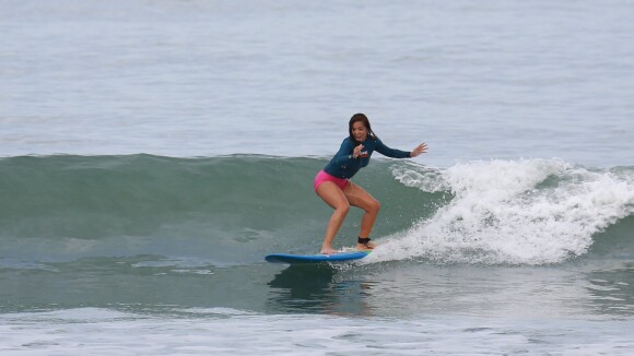 Carol Nakamura faz aula de surfe e festeja: 'O dia fica bem melhor'