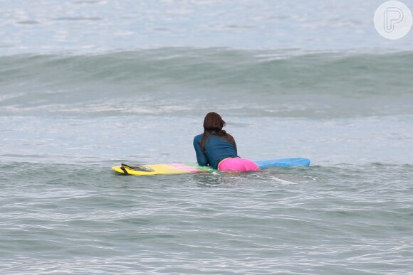 Depois de muitas ondas, Carol Nakamura relaxou no mar