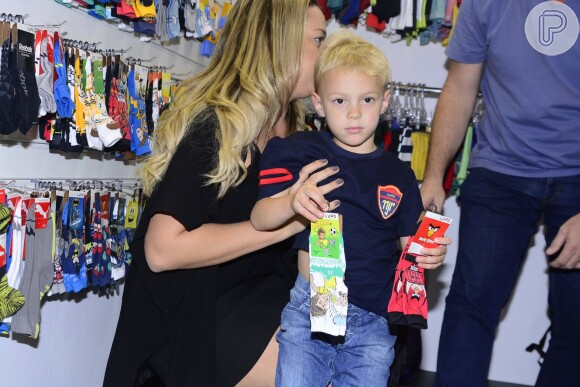 Davi Lucca, de 3 anos, filho de Neymar, ganha chamego da mãe, Carol Dantas, em feira de moda de São Paulo
