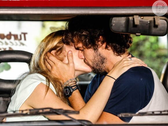 Pedro (Jayme Matarazzo) beija Júlia (Isabelle Drummond) e ela diz que está bem com Felipe (Michel Noher), em 'Sete Vidas'
