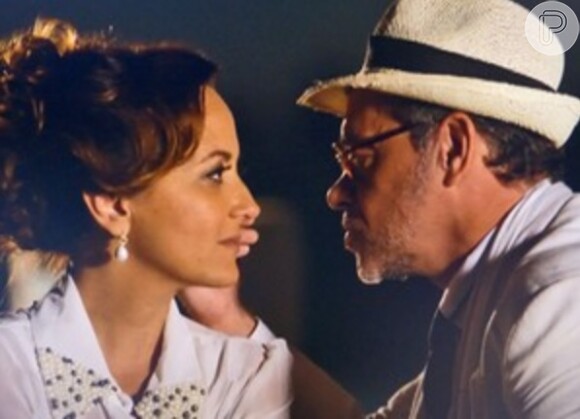 Duque (Jean Pierre Noher) tenta beijar Guiomar (Cláudia Netto), em cena de 'Flor do Caribe'