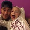 De volta ao Brasil, Neymar posta foto com o filho, Davi Lucca, de 3 anos, em rede social: 'Minha vida'