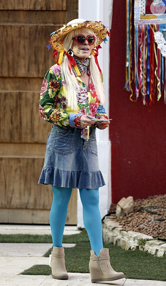 Ana Maria Braga usou chapéu de palha e meias coloridas no arraial do 'Mais Você'