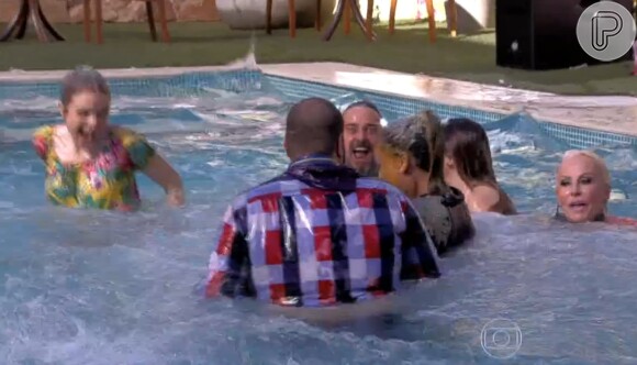 Ana Maria Braga e seus convidados se divertiram ao tomarem banho de piscina no 'Mais Você'