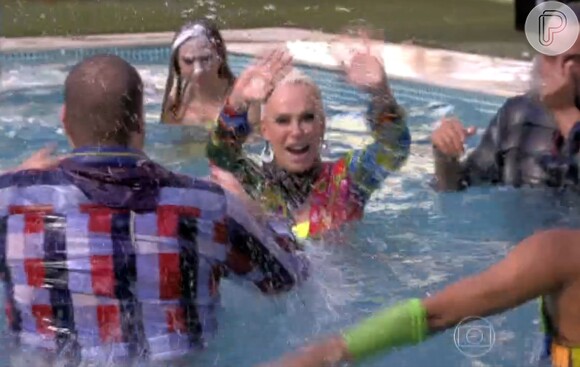 Ana Maria Braga se atirou na piscina ao lado de seus convidados no final do 'Mais Você'