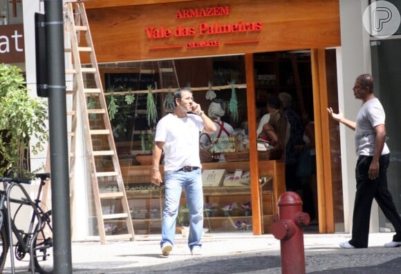 Marcos Palmeira é mais um famoso a integrar a lista de celebridades empreendedoras. O ator inaugurou a loja de produtos orgânicos, Armazém Vale das Palmeiras, localizada no Leblon, zona sul do Rio, no dia 27 de fevereiro de 2013