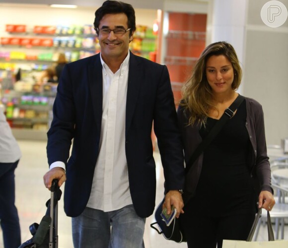 Luciano Szafir e a namorada, Luhanna Melloni, foram flagrados no aeroporto exibindo aliança