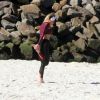 Danielle Winits exibiu a ótima forma nesta terça-feira durante corrida na praia da Barra da Tijuca, Zona Oeste do Rio de Janeiro