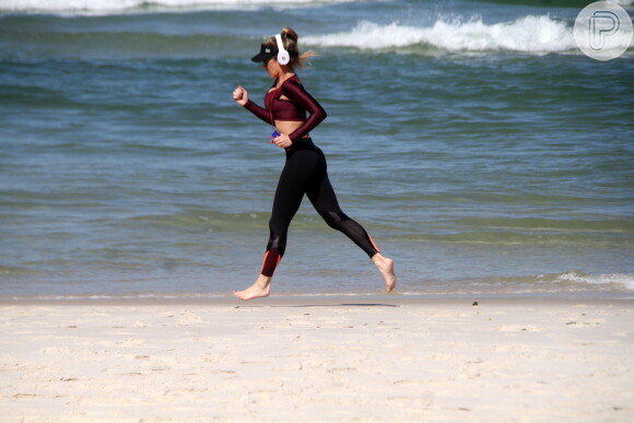 De barriga de fora e roupa colada, Danielle Winits exibiu a ótima forma nesta terça-feira, 23 de junho de 2015, durante corrida na praia da Barra da Tijuca, Zona Oeste do Rio de Janeiro