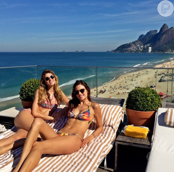 Alessandra Ambrosio posa de biquíni na piscina do Hotel Fasano nesta terça-feira, 23 de junho de 2015