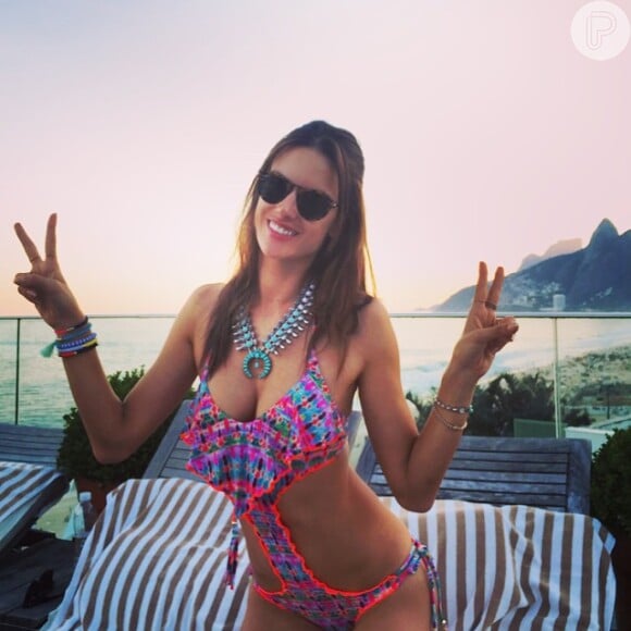 Alessandra Ambrosio posa com maiô estiloso em dia de piscina e posta foto no Instagram