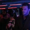 'Verdades Secretas': Alex (Rodrigo Lombardi) observa Angel (Camila Queiroz) dançar com outro homem após os dois terminarem romance