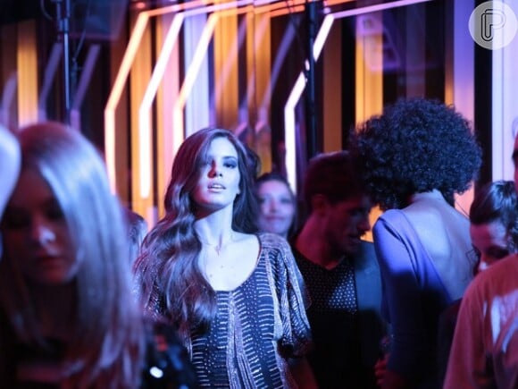 'Verdades Secretas': Angel (Camila Queiroz) vai aparecer com cabelos ondulados em boate. Sensual, ela provocará o ex Alex (Rodrigo Lombardi)