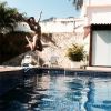 Na casa comprada por R$ 5 milhões, Isis Valverde adora tomar banho de piscina