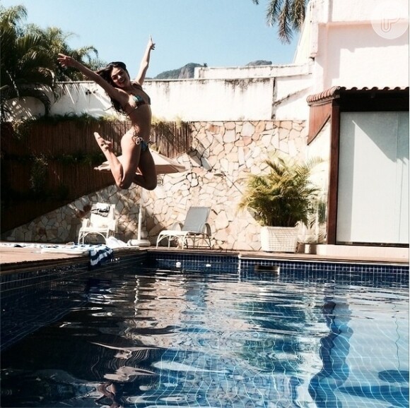 Na casa comprada por R$ 5 milhões, Isis Valverde adora tomar banho de piscina