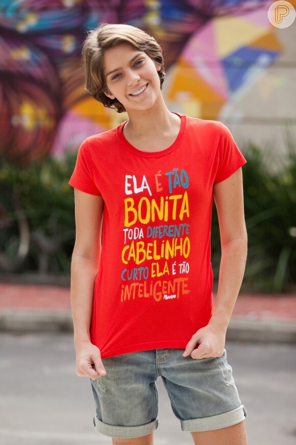 Isabella Santoni posou com uma camiseta e bermuda jeans para uma campanha da Rockstar, de 'Malhação'