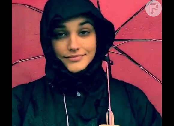 Mesmo com chuva, Débora Nascimento não desanimou e curtiu as belezas de Berlim