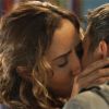 Regina (Camila Pitanga) e Carlos Alberto (Marcos Pasquim) começam a namorar e têm sua primeira noite de amor, na novela 'Babilônia'