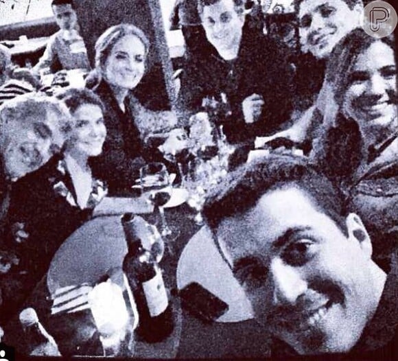 Angélica postou uma foto da família no restaurante em seu Instagram
