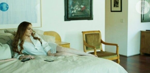 Lindsay Lohan usa apenas uma camisa e deita na cama em uma das cenas de 'The Canyons'