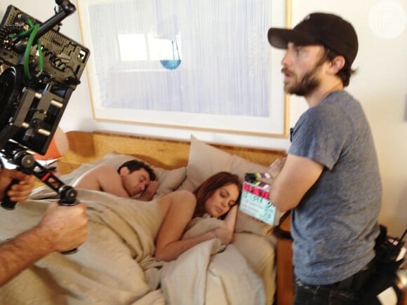 Lindsay Lohan aparece deitada na cama ao lado de James Deen no set de 'The Canyons'