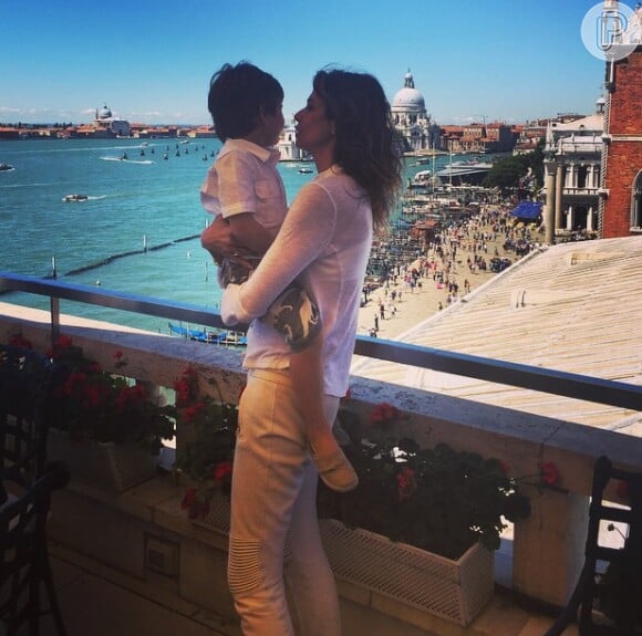 Luciana posa com o filho caçula, Lorenzo, no colo durante viagem à Itália