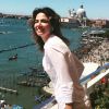 Luciana Gimenez na sacada do seu quarto de hotel em Veneza