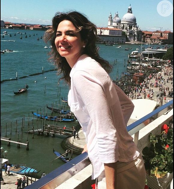 Luciana Gimenez na sacada do seu quarto de hotel em Veneza