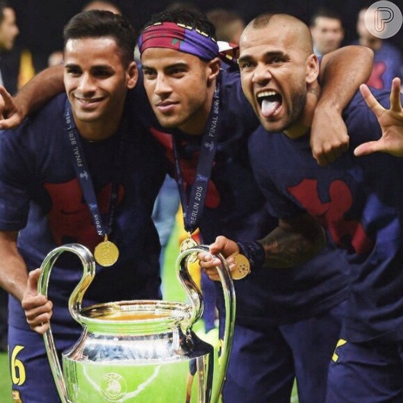 Daniel Alves foi campeão com o Barcelona da Liga dos Campeões da Europa 2015