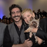 Xuxa prestigia evento em São Paulo com o namorado, Junno Andrade, e o pet Dudu