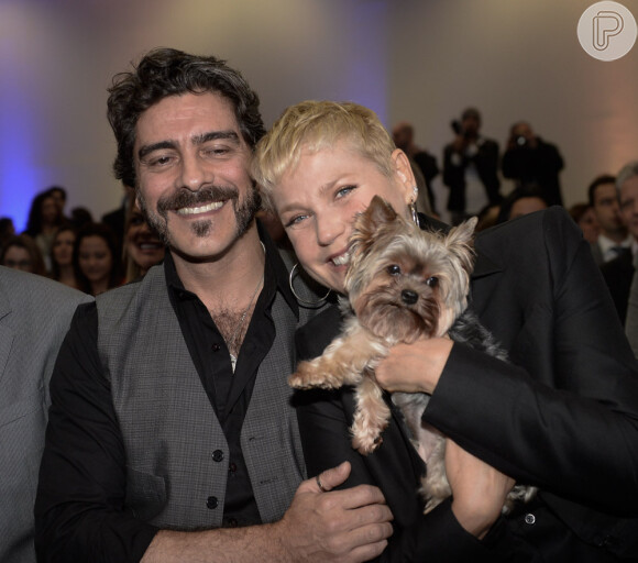 Xuxa vai a evento em São Paulo acompanhada de Junno Andade e seu cachorrinho Eduardo