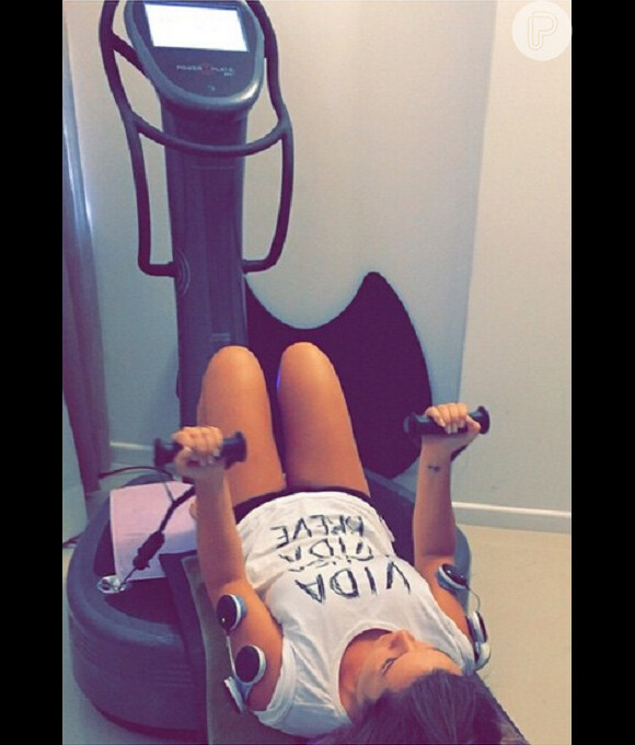 Em sua conta do Instagram, Fernanda Souza mostrou um registro onde aparece praticando um exercício em um aparelho: 'É assim que eu treino'