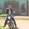 Cauã Reymond foi filmado andando de moto