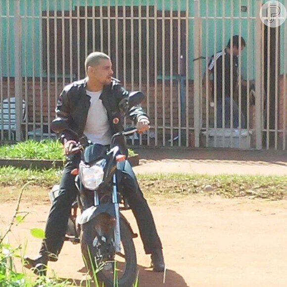 Cauã Reymond foi filmado andando de moto