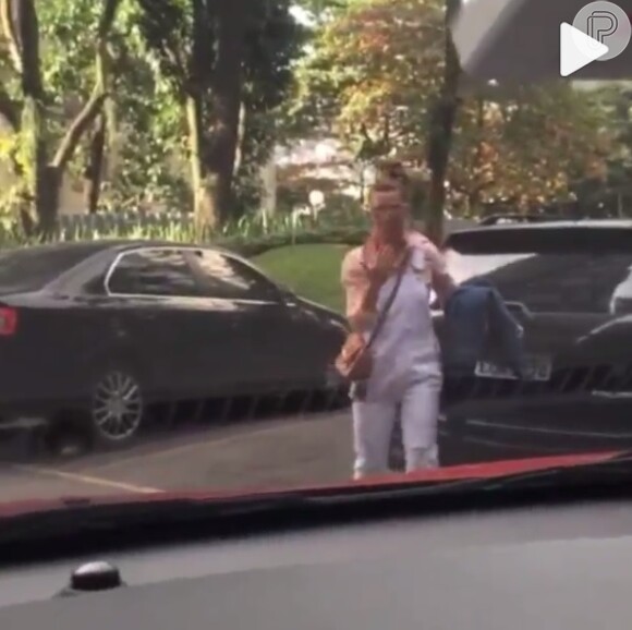 Carolina Dieckmann orientou David Brazil a estacionar o carro em uma rua nesta quarta-feira, 24 de junho de 2015