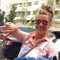 Carolina Dieckmann vira 'flanelinha' ao ajudar amigo a estacionar carro. Vídeo!