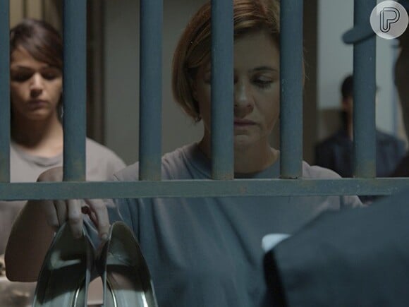 Por causa da armação de Beatriz (Gloria Pires), Inês (Adriana Esteves) é presa, na novela 'Babilônia'