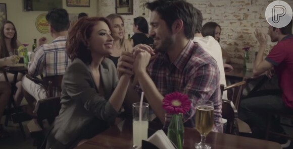 Carolina Oliveira contracena com o ator Thiago Cavalcanti no vídeo