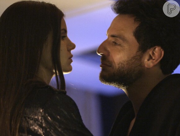 Angel (Camila Queiroz) fica chocada ao saber que Alex (Rodrigo Lombardi) e Carolina (Drica Moraes) vão se casar