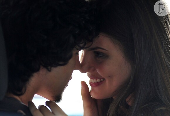 Angel (Camila Queiroz) e Guilherme (Gabriel Leone) vão ficar juntos e farão viagem romântica para Angra dos Reis, no Rio de Janeiro